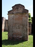 04131 ostia - regio i - insula viii - piccolo mercato (i,viii,1) - pfeiler - nordseite.jpg